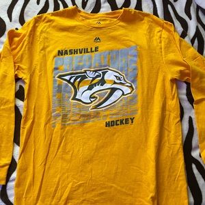 Men’s Large Nashville Predators shirt